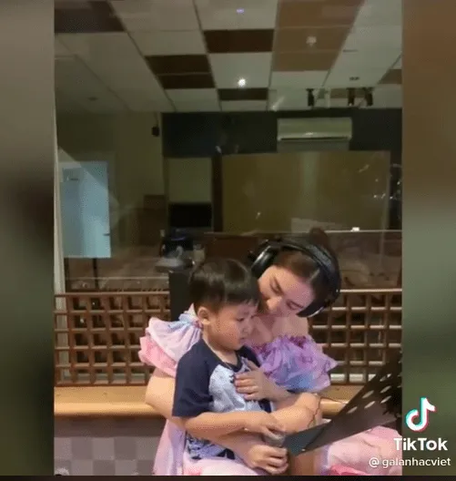 Đưa bé Bo đi làm cùng, Hòa Minzy khiến dân tình rớm nước mắt chỉ với chi tiết này 
