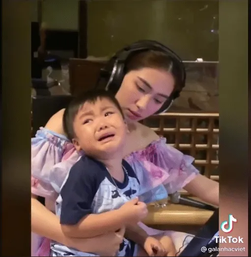 Đưa bé Bo đi làm cùng, Hòa Minzy khiến dân tình rớm nước mắt chỉ với chi tiết này 