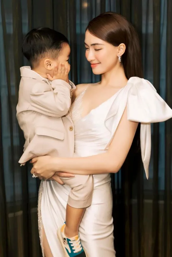 Đưa bé Bo đi làm cùng, Hòa Minzy khiến dân tình rớm nước mắt chỉ với chi tiết này 