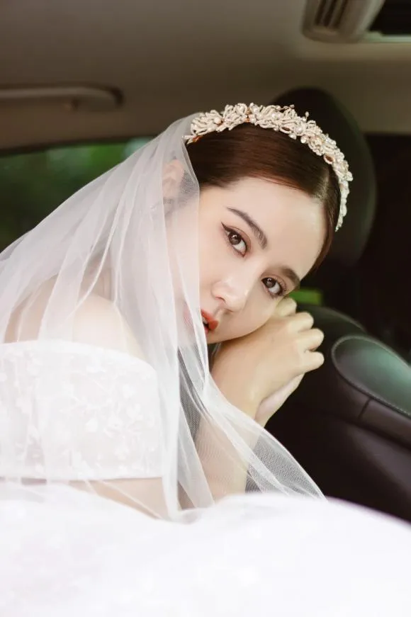 Huyền Lizzie vừa nhá hàng ảnh váy cô dâu cực xinh, Đình Tú đã có phản ứng lạ