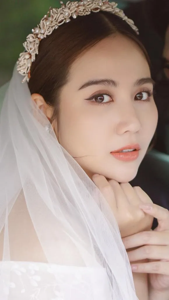 Huyền Lizzie vừa nhá hàng ảnh váy cô dâu cực xinh, Đình Tú đã có phản ứng lạ