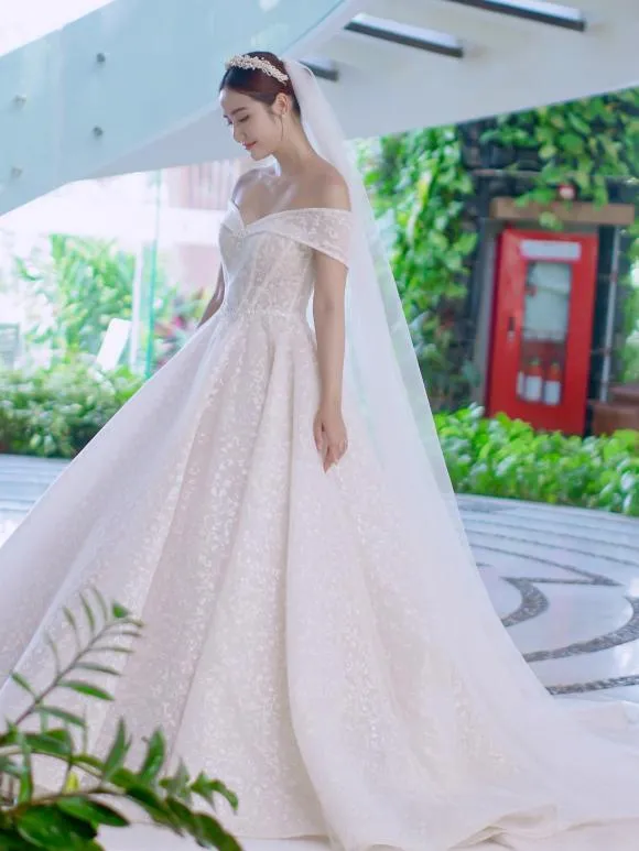 Huyền Lizzie vừa nhá hàng ảnh váy cô dâu cực xinh, Đình Tú đã có phản ứng lạ
