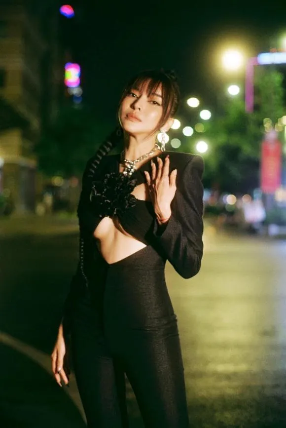Rũ bỏ mọi ồn ào, Cao Thái Hà lộ diện với thân hình nóng bỏng đến 'đốt mắt'