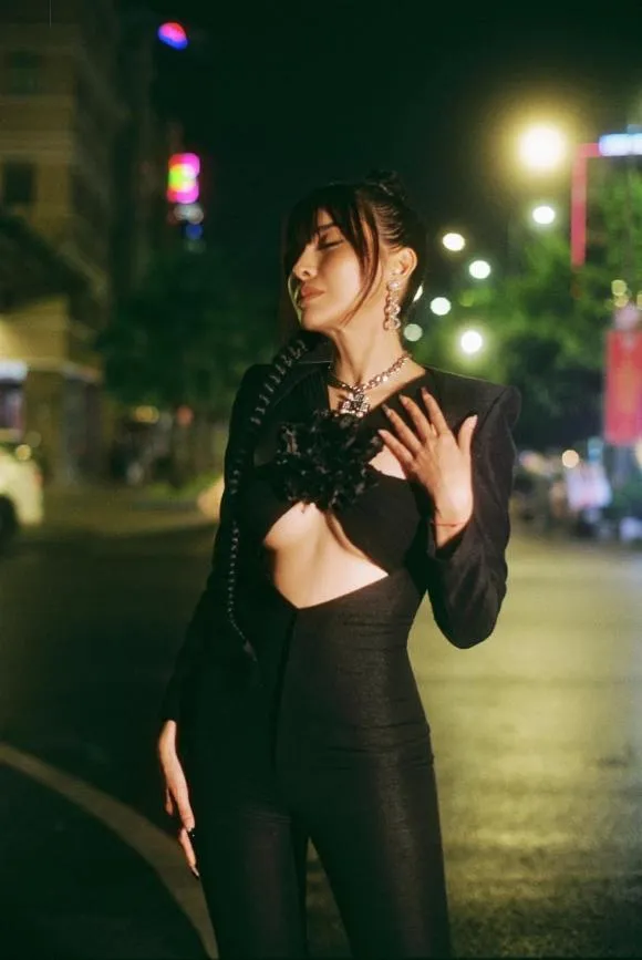 Rũ bỏ mọi ồn ào, Cao Thái Hà lộ diện với thân hình nóng bỏng đến 'đốt mắt'