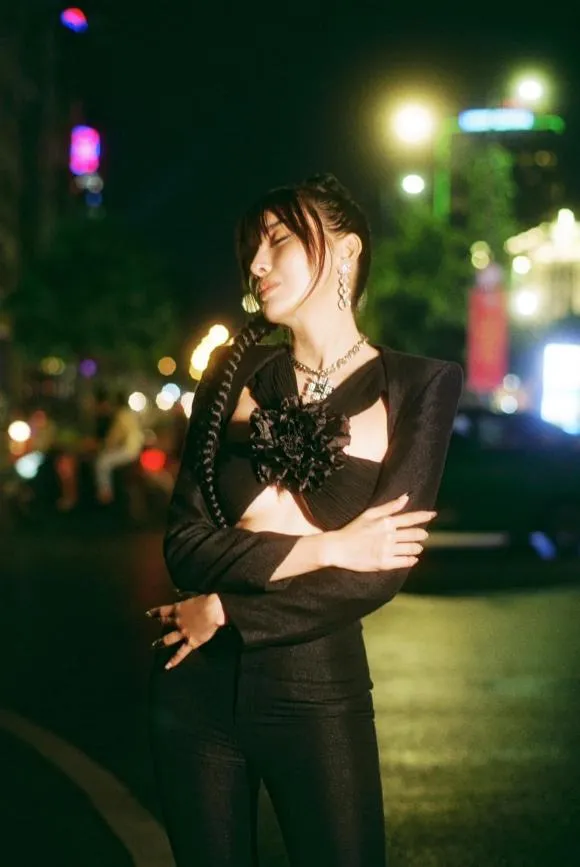 Rũ bỏ mọi ồn ào, Cao Thái Hà lộ diện với thân hình nóng bỏng đến 'đốt mắt'