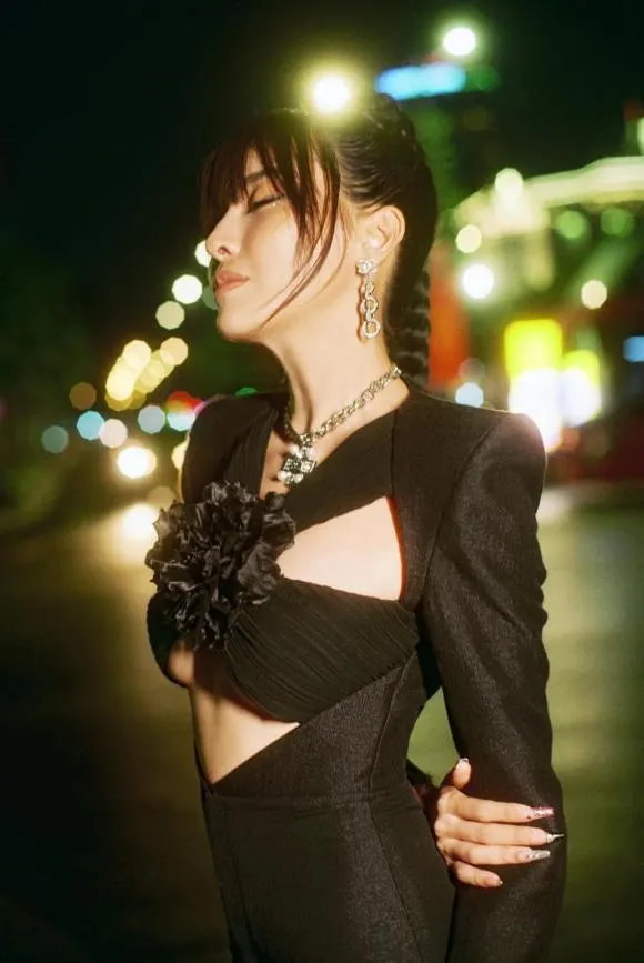 Rũ bỏ mọi ồn ào, Cao Thái Hà lộ diện với thân hình nóng bỏng đến 'đốt mắt'