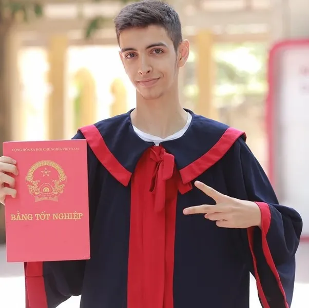 Soi profile trai 'Tây cột điện' cưa cẩm Thùy Tiên: 'Ăn đứt' Quang Linh Vlog 