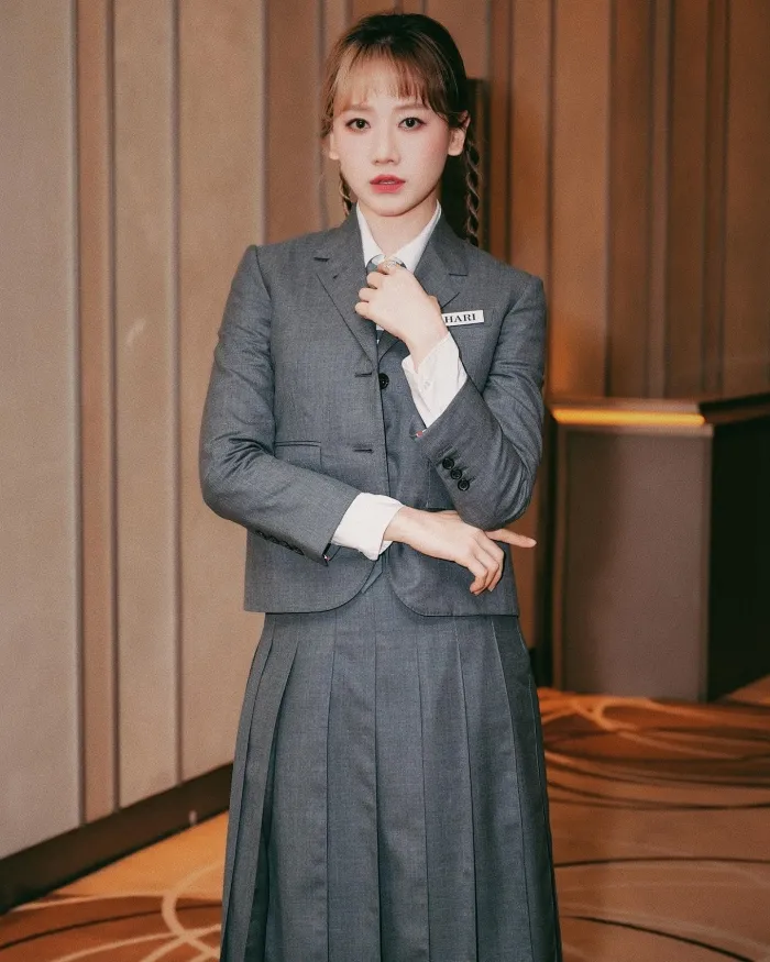 Team qua đường bắt trọn nhan sắc thật của Hari Won trên phố sau khi bị liệt nửa mặt 