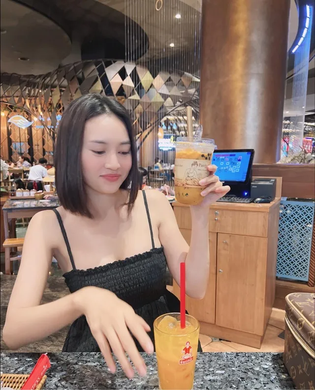 Rũ bỏ hình ảnh ngọc nữ, Ninh Dương Lan Ngọc diện đồ trễ nải đầy nhức nhối 