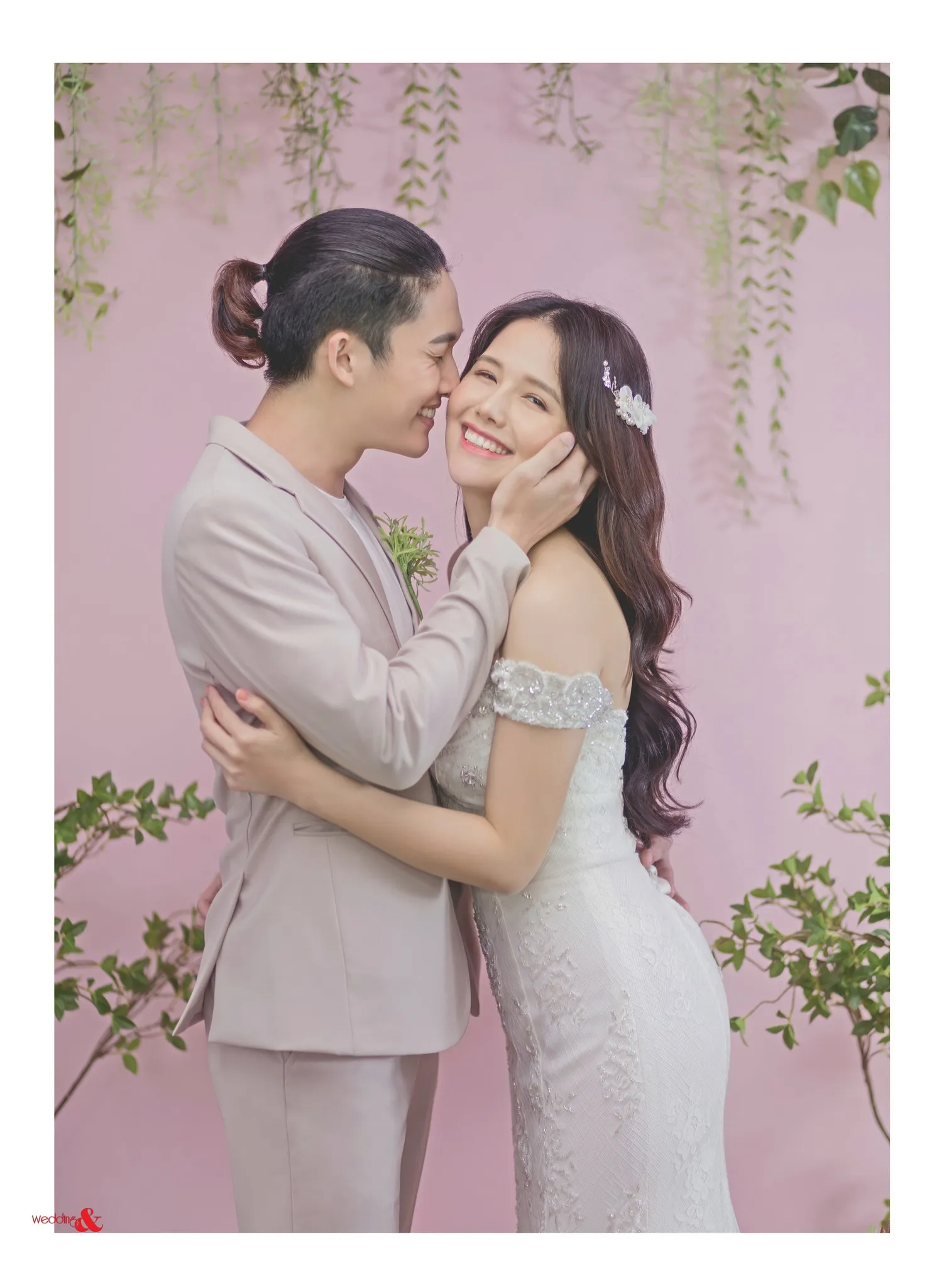 Dù khẳng định chia tay nhưng Đình Tú vẫn đăng ảnh cưới vô cùng tình tứ bên Hương Giang 