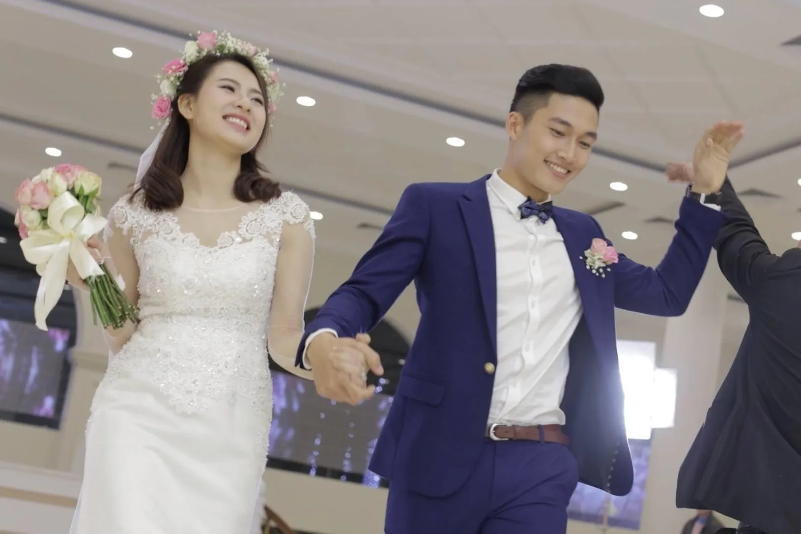 Dù khẳng định chia tay nhưng Đình Tú vẫn đăng ảnh cưới vô cùng tình tứ bên Hương Giang 