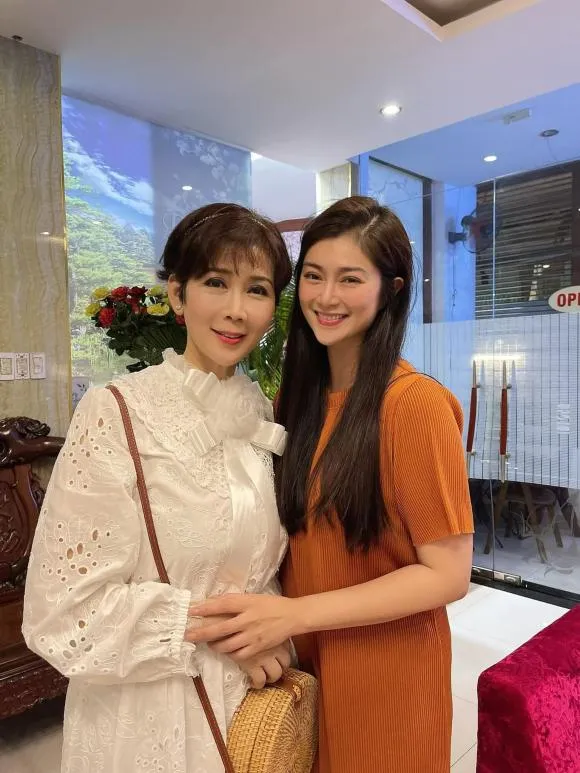 Lý Hùng hội ngộ tình đầu và Diễm Hương: Nhan sắc 2 mỹ nhân đình đám gây 'sốt'