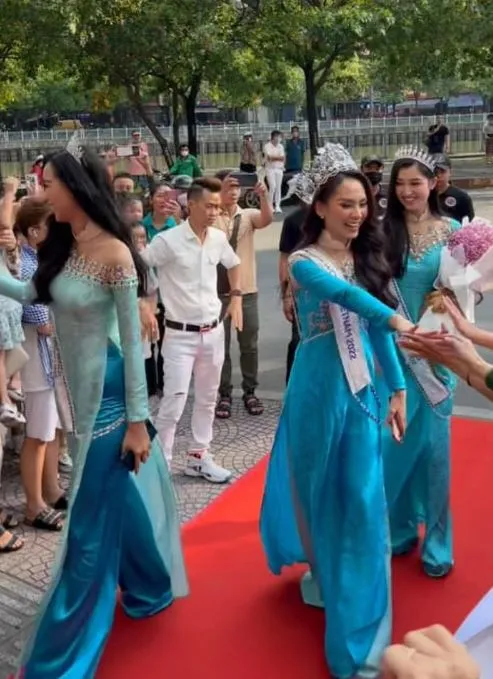 Bị mỉa mai cố tình 'chiếm sóng' Mai Phương, Á hậu Bảo Ngọc lên tiếng đáp trả