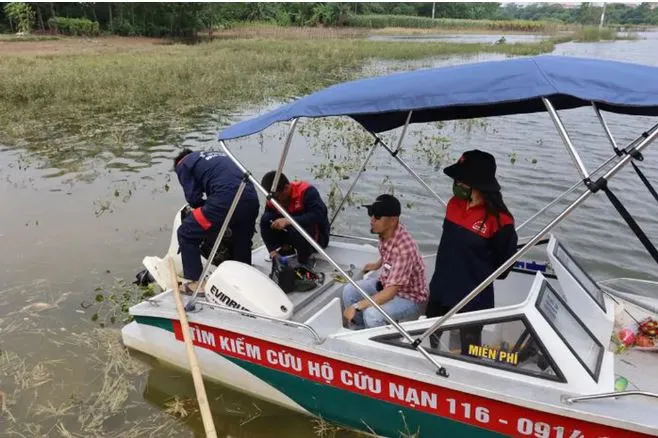 NÓNG: Đội cứu hộ cùng người dân cùng tìm kiếm cô gái mất tích ở Hà Nội