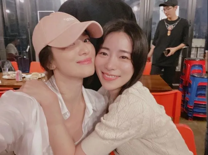 Song Hye Kyo chứng minh nhan sắc 'vượt thời gian' khi so kè bên 'nữ hoàng cảnh nóng'