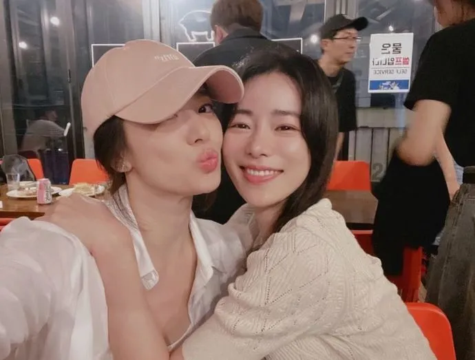 Song Hye Kyo chứng minh nhan sắc 'vượt thời gian' khi so kè bên 'nữ hoàng cảnh nóng'