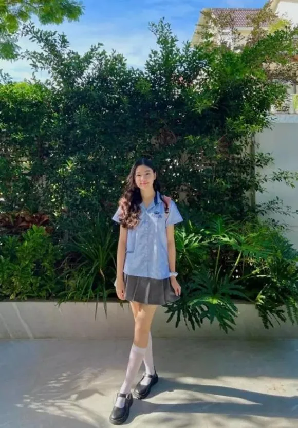 Bà xã Quyền Linh đáp trả cực khéo khi con gái bị góp ý về cách ăn mặc