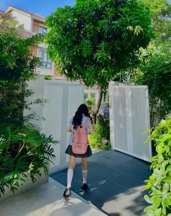Bà xã Quyền Linh đáp trả cực khéo khi con gái bị góp ý về cách ăn mặc