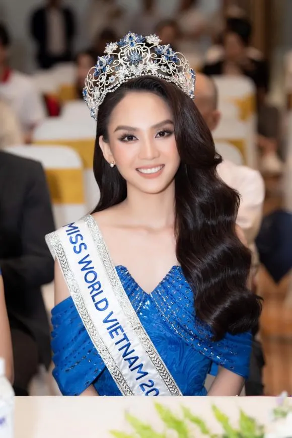 Bị nghi ngờ về số đo, hoa hậu Mai Phương có màn đáp trả 'căng đét'