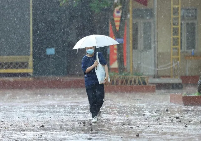 Bắc Bộ nắng nóng đến 35 độ C, chiều tối mưa rào và dông vài nơi 