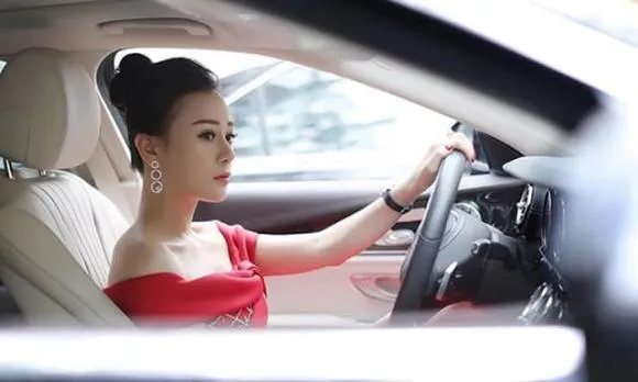 Sửng sốt với độ giàu có của 'Quỳnh búp bê' Phương Oanh sau 10 năm dấn thân vào phim ảnh