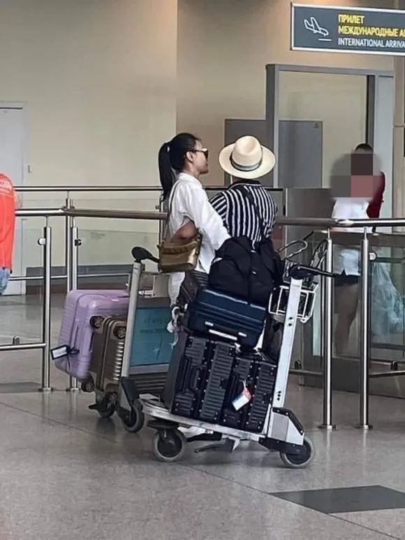 'Vợ cũ' Shark Bình có phản ứng cực căng khi netizen để lại bình luận kém duyên giữa ồn ào