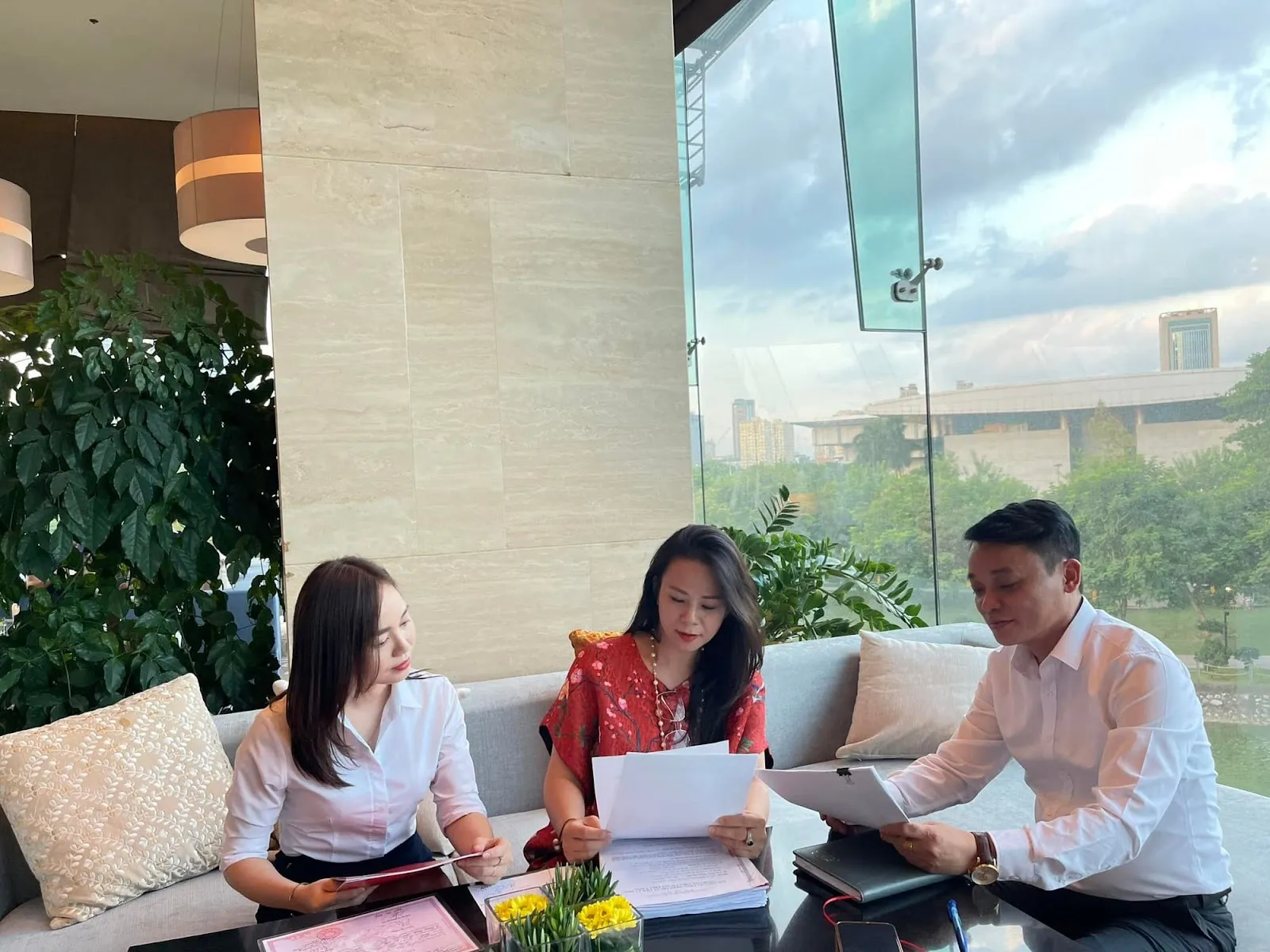 Giấy 'thuận tình ly hôn' và cái mác 'tiểu tam' của Phương Oanh: Bên tình bên lý bên nào nặng hơn?