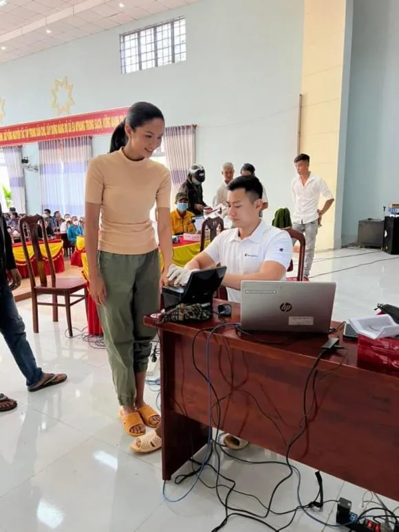 H'Hen Niê đáp trả cực khéo khi bị tố sống giả tạo