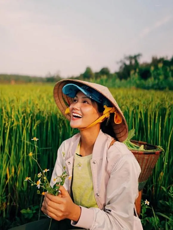 H'Hen Niê đáp trả cực khéo khi bị tố sống giả tạo