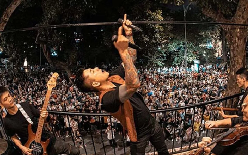 Tuấn Hưng bị mời lên làm việc, có thể bị xử phạt vì biểu diễn ở ban công 