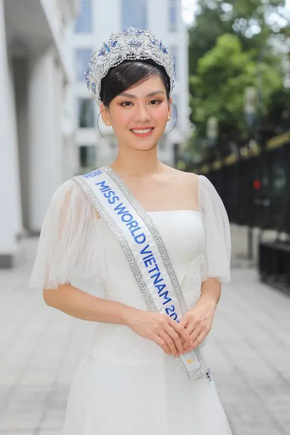 Hoa hậu Mai Phương khiến dân tình ngỡ ngàng với pha 'tự hủy nhan sắc' 