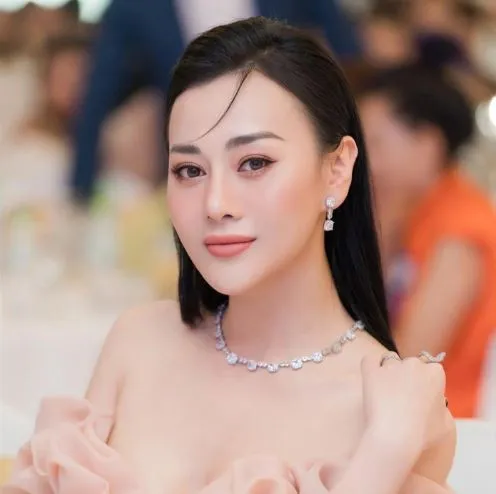 Phương Oanh đáp trả cực căng giữa ồn ào tình ái với Shark Bình
