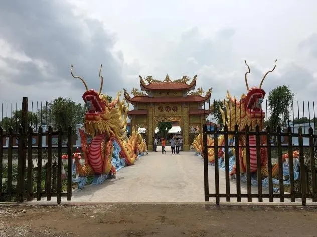 Góc khuất phía sau nhà thờ Tổ của Hoài Linh: Quy tắc ngầm dành cho các NS