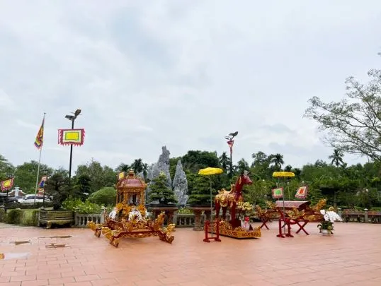 Góc khuất phía sau nhà thờ Tổ của Hoài Linh: Quy tắc ngầm dành cho các NS