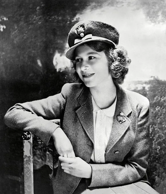 Ngỡ ngàng với nhan sắc thời trẻ của cố Nữ hoàng Anh Elizabeth II