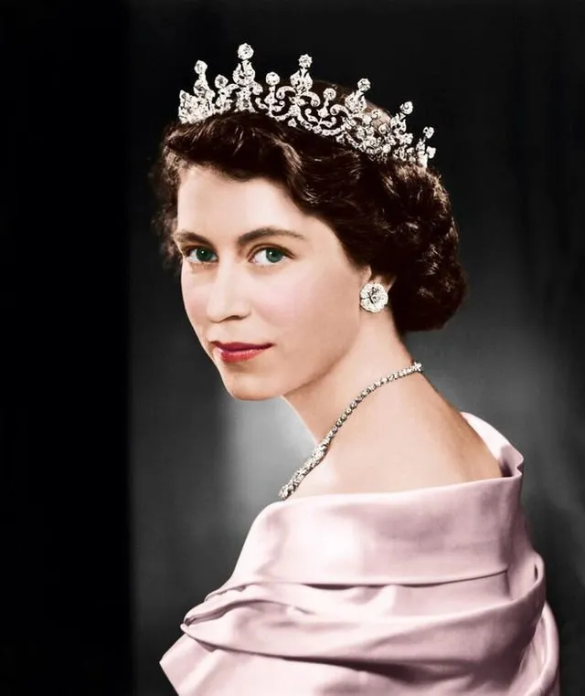 Ngỡ ngàng với nhan sắc thời trẻ của cố Nữ hoàng Anh Elizabeth II