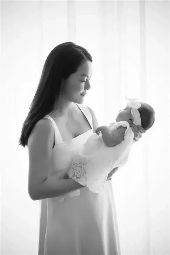 Phạm Quỳnh Anh khiến dân tình xôn xao khi lộ cận mặt ái nữ thứ 3