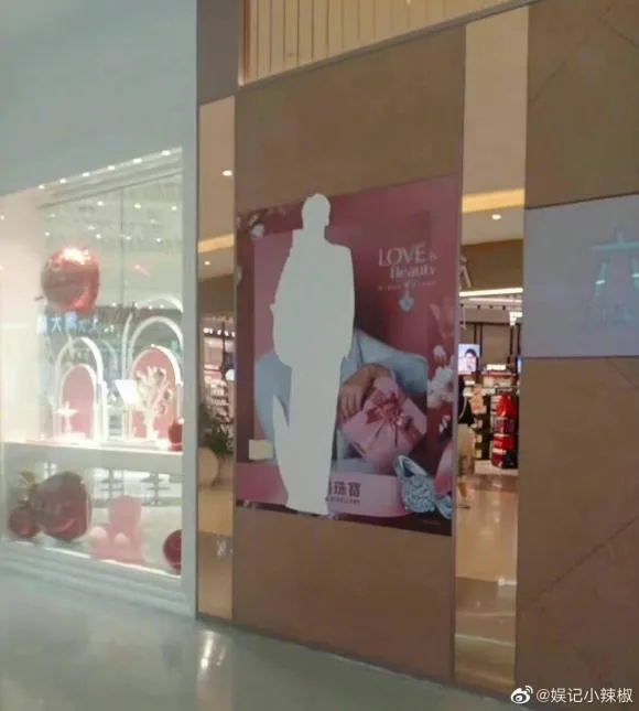 Fan hâm mộ ngậm ngùi 'cất poster' giữa đêm sau màn 'bóc trần' Lý Dịch Phong