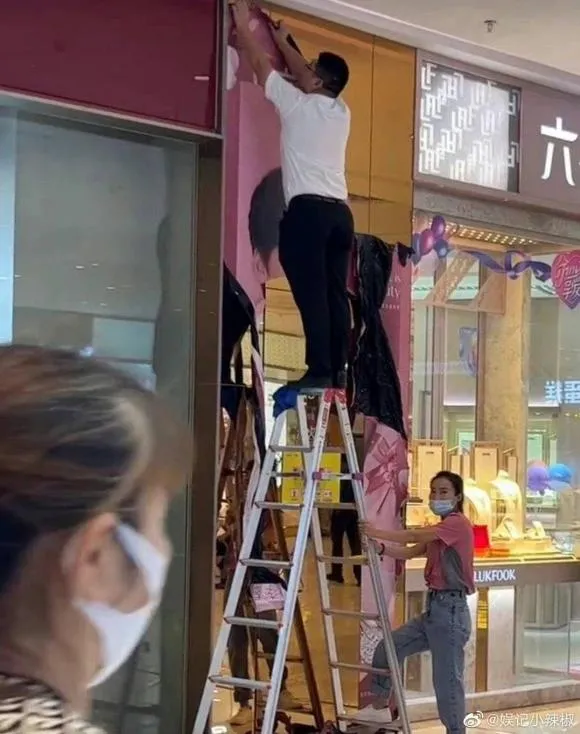 Fan hâm mộ ngậm ngùi 'cất poster' giữa đêm sau màn 'bóc trần' Lý Dịch Phong