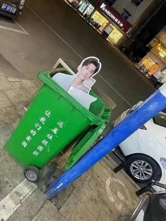 Fan hâm mộ ngậm ngùi 'cất poster' giữa đêm sau màn 'bóc trần' Lý Dịch Phong