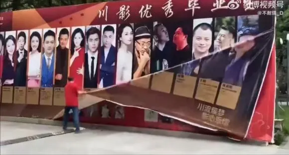 Fan hâm mộ ngậm ngùi 'cất poster' giữa đêm sau màn 'bóc trần' Lý Dịch Phong