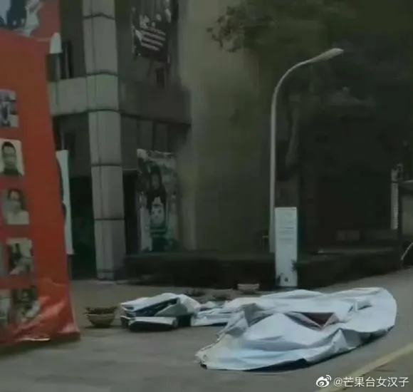 Fan hâm mộ ngậm ngùi 'cất poster' giữa đêm sau màn 'bóc trần' Lý Dịch Phong