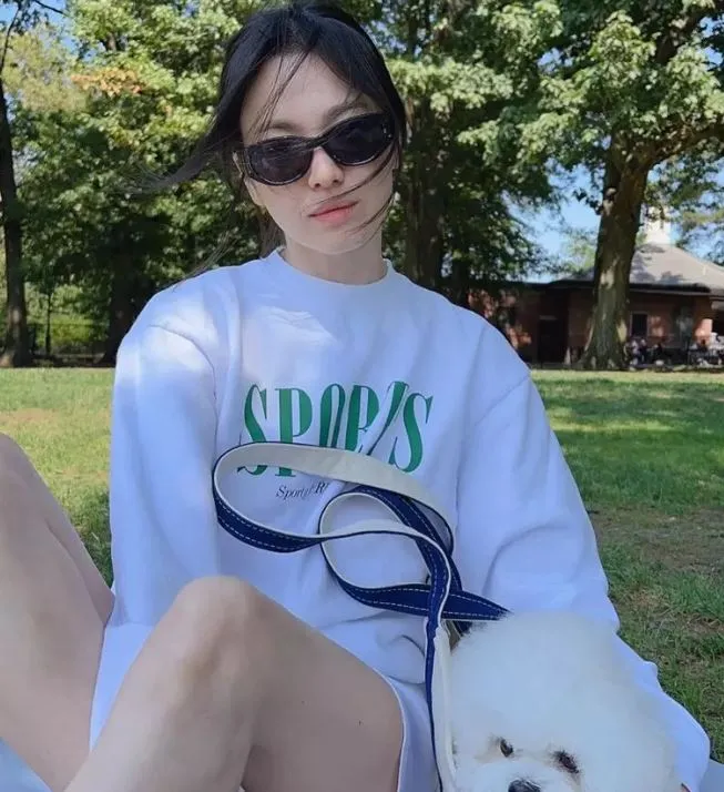 Rũ bỏ hình ảnh thanh lịch trong nước, Song Hye Kyo 'đổi gu' cá tính ở trời Tây