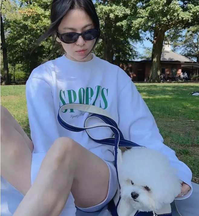 Rũ bỏ hình ảnh thanh lịch trong nước, Song Hye Kyo 'đổi gu' cá tính ở trời Tây