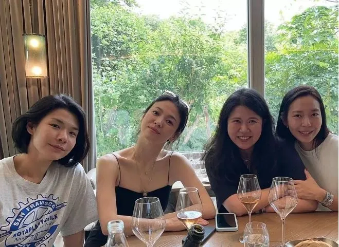 Rũ bỏ hình ảnh thanh lịch trong nước, Song Hye Kyo 'đổi gu' cá tính ở trời Tây