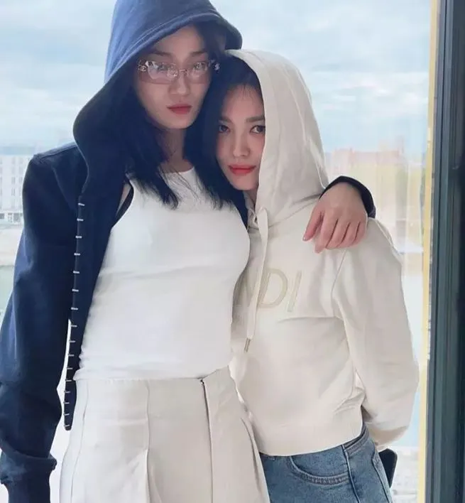 Rũ bỏ hình ảnh thanh lịch trong nước, Song Hye Kyo 'đổi gu' cá tính ở trời Tây