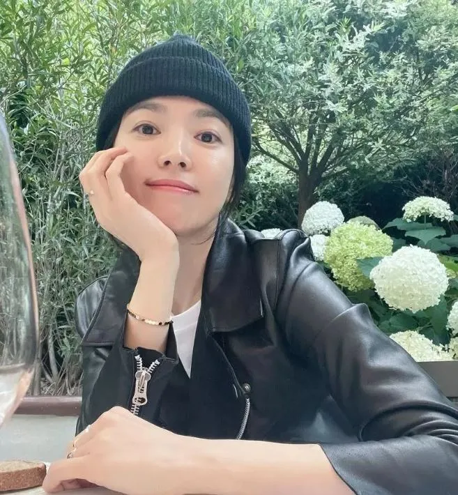 Rũ bỏ hình ảnh thanh lịch trong nước, Song Hye Kyo 'đổi gu' cá tính ở trời Tây