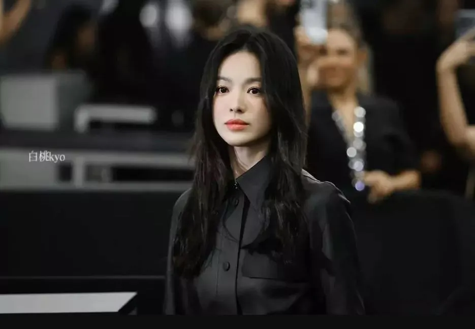 Rũ bỏ hình ảnh thanh lịch trong nước, Song Hye Kyo 'đổi gu' cá tính ở trời Tây