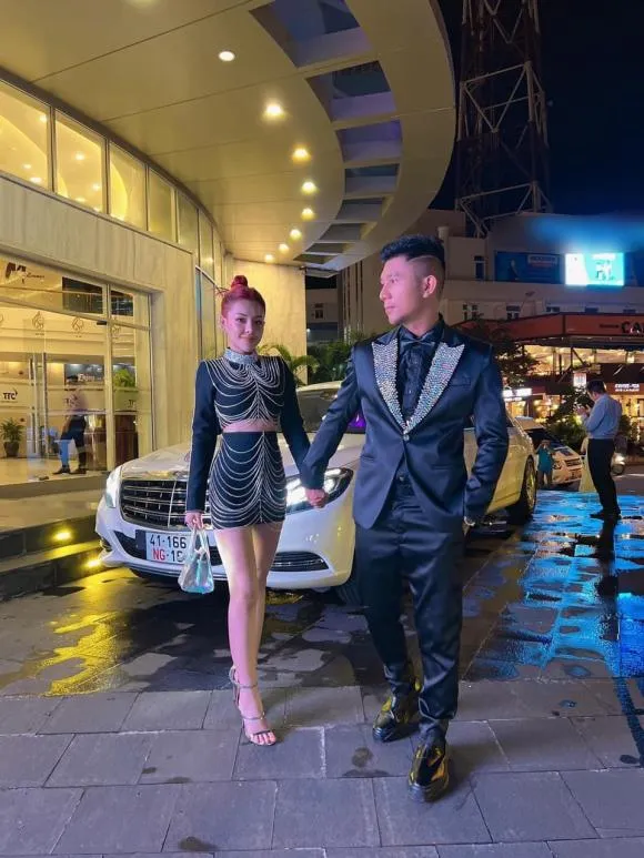 Ngân 98 và Lương Bằng Quang khiến dân tình tròn mắt khi diện đồ kín như bưng 