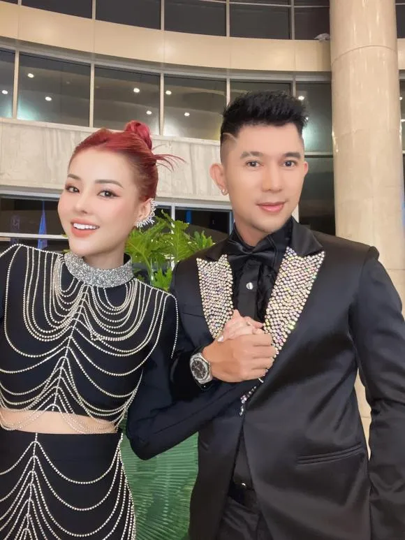 Ngân 98 và Lương Bằng Quang khiến dân tình tròn mắt khi diện đồ kín như bưng 